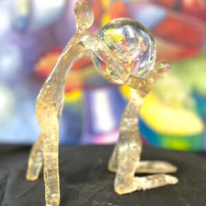 2 figuren met glazen bol glashelder Atelier Zilver Eric Zilverberg
