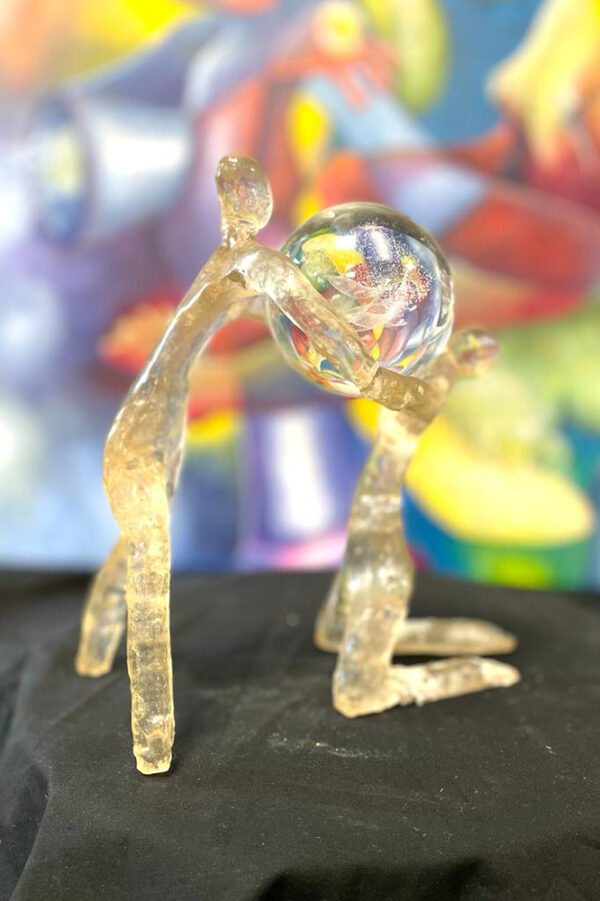 2 figuren met glazen bol glashelder Atelier Zilver Eric Zilverberg
